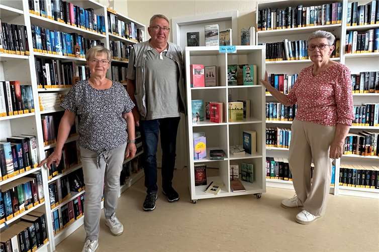 Gisela Rösner (rechts) zusammen mit Annerose und Hans-Heinrich Weihe, die zu den insgesamt 20 ehrenamtlichen Helferinnen und Helfern in der Stadtbücherei gehören.  Foto: Stefan Pauly/VG-Verwaltung Mendig