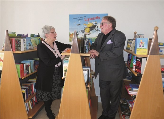 Gisela Rösner zeigte dem Kultur-Staatssekretär Walter Schumacher voller Stolz auch die in einem separaten Raum präsentierten Kinder- und Jugendbücher.