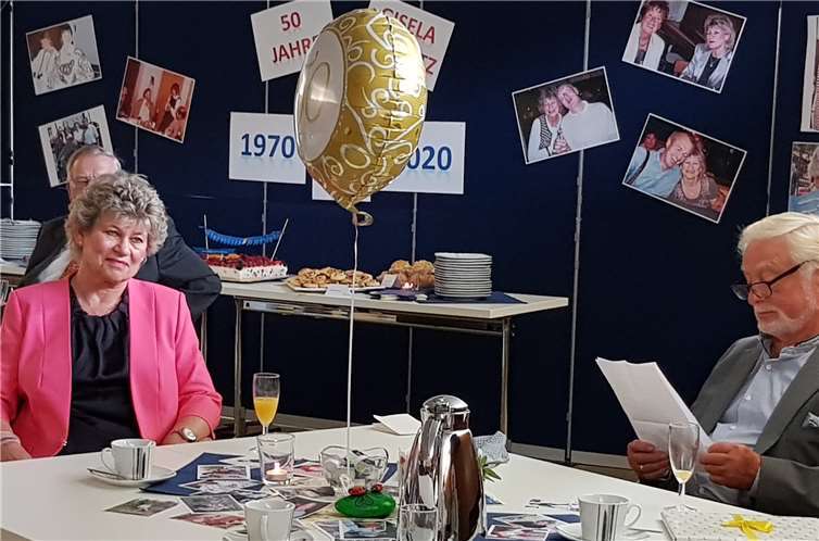 Gisela Schmitz lauscht den Ausführungen von Bürgermeister a.D. Hans-Jürgen Döring. Fotos: Gemeinde Wachtberg