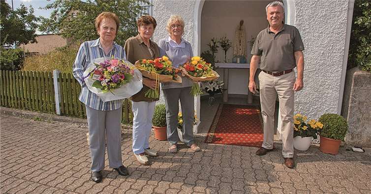 Gisela Schumann und Maria Enders pflegten bislang das Heiligenhäuschen, Marita Hülshorst übernimmt jetzt diese Aufgabe. Uwe Engel freut dies (v.l.). -WT-