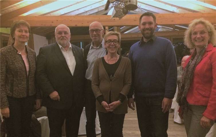 Gisela Sosoe und Friedhelm Lenz (Bildmitte) sind neu in den SPD-Vorstand der Vallendarer Sozialdemokraten gewählt worden. privat