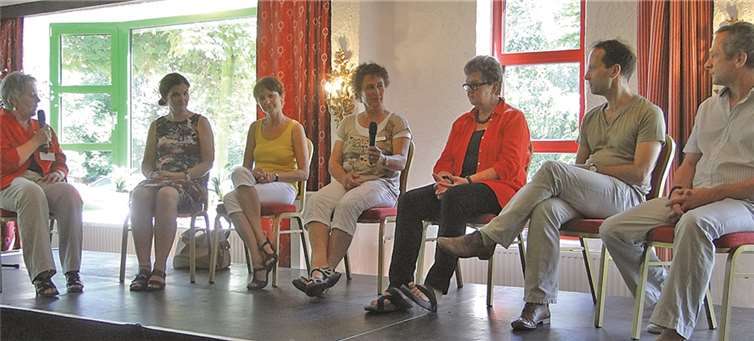 Gisela Textor, Geschäftsführerin des Vereins (links), im Gespräch mit den Referenten.privat