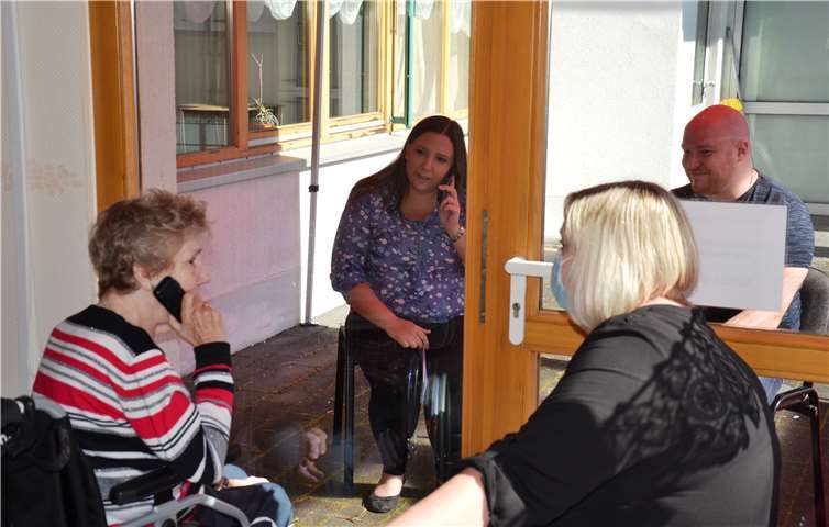 Gisela Toplak am Telefon mit ihrer Enkelin. Fotos: privat