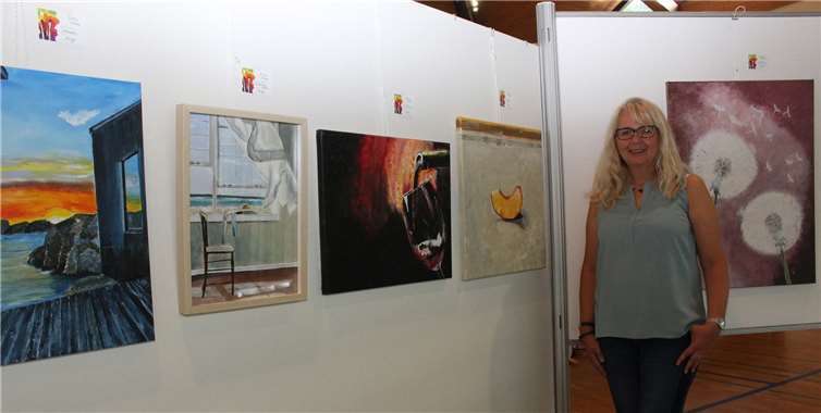 Gisela Wrobel zeigte Malereien in Acryl.Fotos: WK