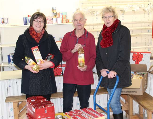 Gislea Hein (links) und Brigitte Leuning (rechts) übergeben Spende an den Vorsitzenden der Swisttaler Tafel Jürgen Hein. Privat