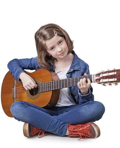 Gitarre lernen mit Johannes André in der Kreismusikschule Bassenheim. Foto: KMS