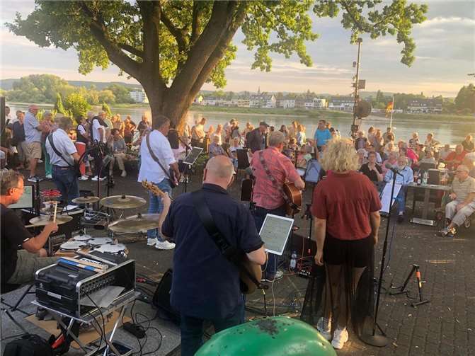 Gitarrenstrünzer sorgten für Stimmung in Linz. Foto: privat