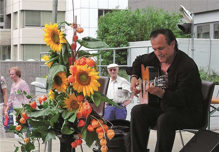 Gitarrist Mike Reinhardt.