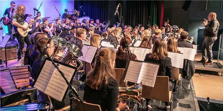 Gitarrist Mike Schneider (links) und Orchesterleiter Adi Becker (rechts) harmonieren perfekt beim Konzertauftakt „Childs Anthem“.Fotos: JOST