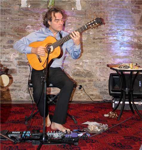 Gitarrist von Kopf bis Fuß: Falk Zenker überzeugte mit seinem Spiel.  HG