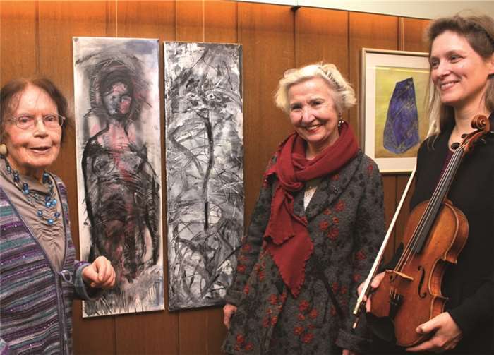 Gitta Briegleb (v.l.n.r.) vor ihren Bildern „Daphnes I und II“ mit Ursula Perkams und Birgitta Winnen. Gemeinde Wachtberg