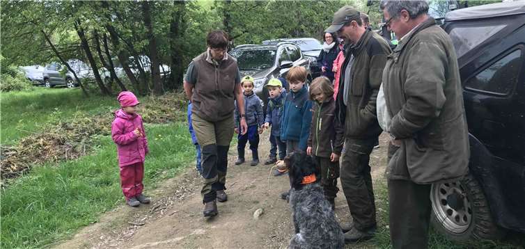 Gitta Greif-Werner mit Deutsch Drahthaarhündin Unja bei einer Apportierübung.Fotos: privat
