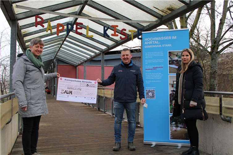 Gitte Köhler-Sieger, Daniel Becker und Natalie Baum bei der Spendenübergabe.  Foto: privat