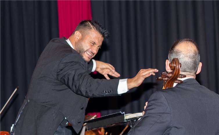 Giuliano Betta dirigierte das Philharmonieorchester mit Leidenschaft.