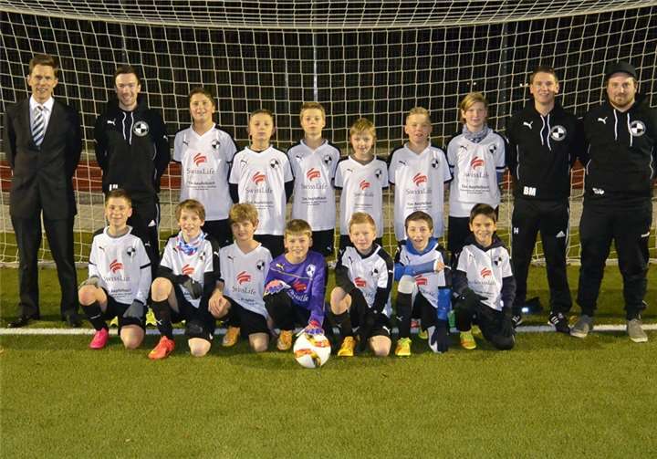 Glänzen in neuen Trikots: Die D-Jugend des SV Buschhovens.privat