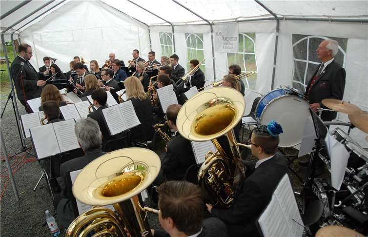 Glänzende Instrumente unter einem trüben Regenhimmel: Daszweite Spießbratenfest des Blasorchesters Maischeid & Stebach bot einKontrastprogramm zu der sonnenbeschienenen Auftaktveranstaltung voriges Jahr. Der Qualität der gebotenen Musik tat das keinen Abbruch.