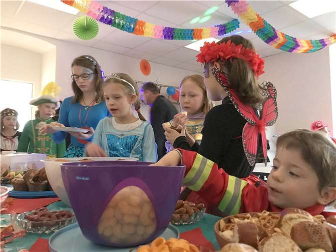 Glänzende Kinderaugen am Karnevalssamstag in Kammerforst: Zwischen Tanzen, Singen und Spielen wurde am bunten Büffet gesnackt.
