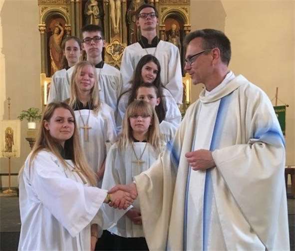 Gläubige, Ministranten und Pfarrer Norbert Missong dankten Annalena Reuter für ihre Tätigkeit als Messdienerin.Gerhard Schlich