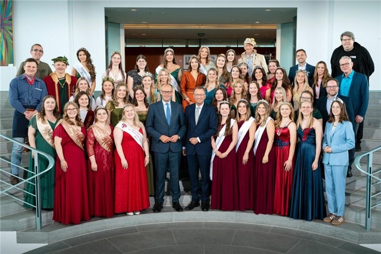 Glanz und Glitzer im Kanzleramt: Bundeskanzler Friedrich Merz und der Bundestagsabgeordnete Josef Oster stellten sich gern für ein Erinnerungsfoto mit den Wein- und Festmajestäten und den weiteren Gästen aus dem Wahlkreis Koblenz auf.