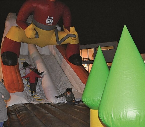 Glanzlicht auf dem Weihnachtsmarkt für die Kinder war die riesige Alpin-Rutsche.