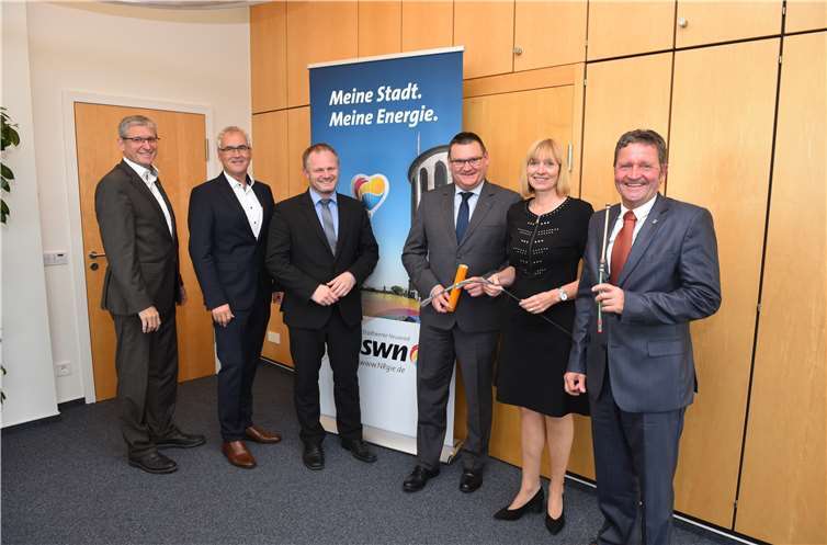 Glasfaser ist eine Zukunftstechnologie und wird für digitalisierte Prozesse in Unternehmen immer wichtiger. Darin sind sich IHK-Präsidentin Susanne Szczesny-Oßing und (v.r.) IHK-Vize Christian zur Hausen, SWN-Chef Stefan Herschbach, OB Jan Einig, Geschäftsfeldleiter Udo Engel und IHK-Regionalgeschäftsführer Martin Neudecker einig.Foto: Stadtwerke Neuwied GmbH