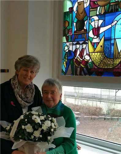 Glasmalerin Barbara Kessler mit Schulleiterin Anjo Närdemann vor dem Glasbild.privat