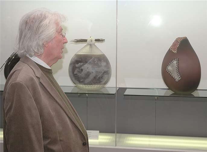 Glasobjekte von Stanislaus Borowski sen. im Blick eines Betrachters.