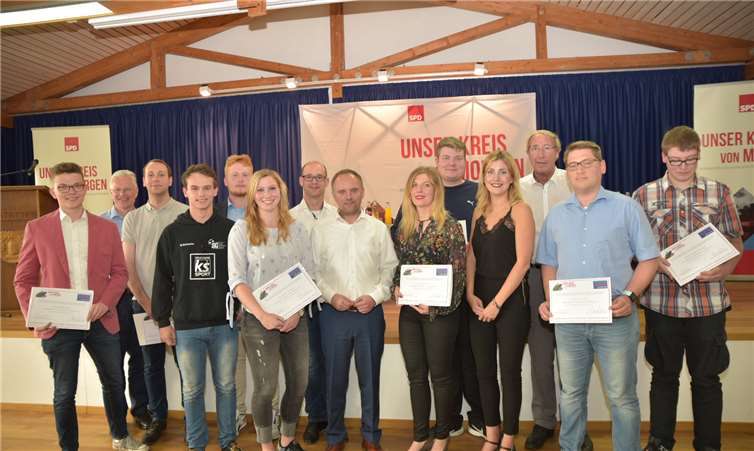 Gleich 14 Absolventen des 1. Mentoring-Programms von SPD, SGK und Jusos Rhein-Lahn erhielten jetzt zum Abschluss aus den Händen des SPD-Kreisvorsitzenden Mike Weiland und des SGK-Vorsitzenden im Rhein-Lahn-Kreis, Carsten Göller den ‚kommunalpolitischen Führerschein‘ als symbolisches Dankeschön für deren Einsatz und Engagement.  SPD Rhein-Lahn