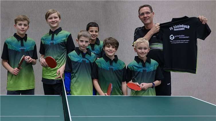 Gleich 18 neue Trikots erhielten die jungen Tischtennisspieler des TV Rheinbach.Foto: privat