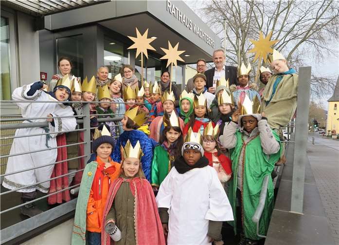 Gleich 27 Sternsinger aus der OGS Berkum waren in Berkum unterwegs, u.a. besuchten sie auch Bürgermeister Schmidt im Rathaus.