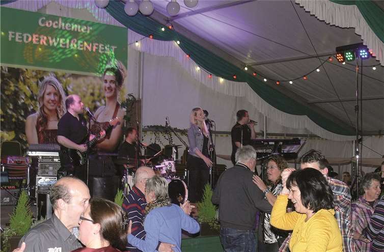 Gleich am Eröffnungsabend herrschte hervorragende Stimmung im gut beheizten Festzelt.