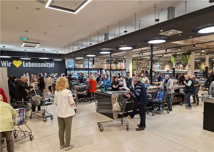 Neuer, schöner und moderner Gleich am ersten Tag der Wiedereröffnung besuchten viele Kunden den Markt.