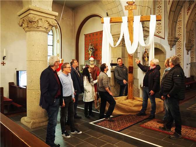 Gleich bei der Eröffnung der Passions Ausstellung gab es schon viel Betrieb. Der dreifache Jesus-Darsteller, Stefan Müller (3.v.r.) erläuterte den Besuchern „An diesem Kreuz hab ich damals gehangen“.