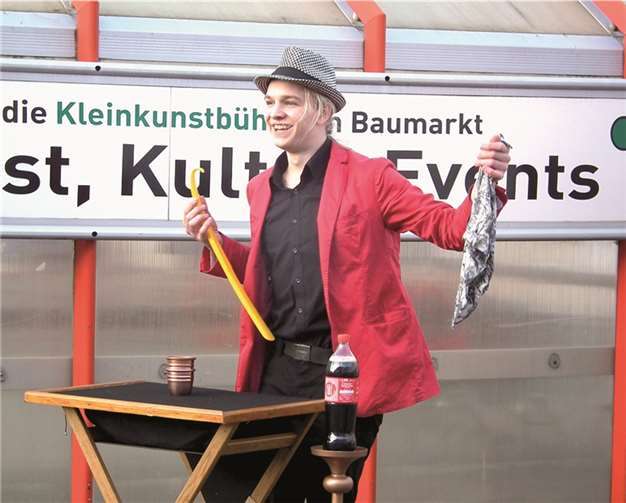 Gleich bei zwei, bis auf den letzten Platz besetzten Vorstellungen, begeisterte das wohl größte Zauber-Talent Deutschlands, Jakob Mathias, im röhrig-forum. privat