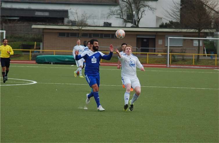 Gleich beide Spieler wollten wohl den Ball mit der Hand spielen.