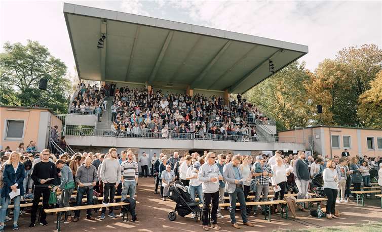 Großer gemeinsamer Gottesdienst besonderer Art Gleich beim ersten Lied erhoben sich die Gäste und stimmten mit ein. Zimpfer Photography