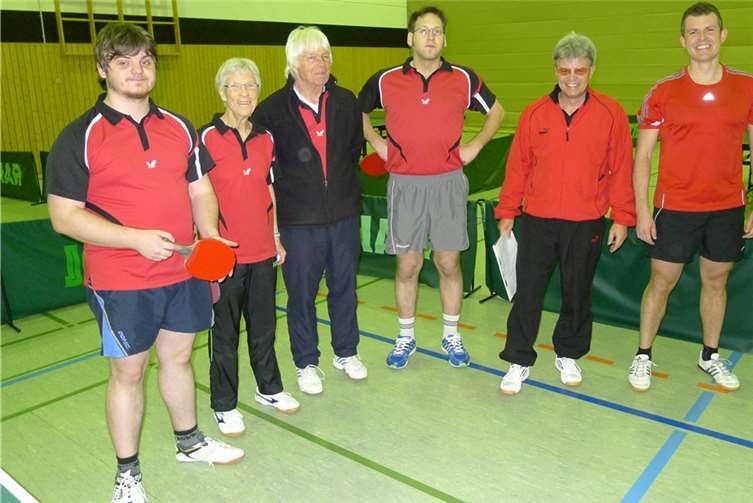 Gleich drei Stammspieler musste die erste Mannschaft des SV Rheinbreitbach bei der 4:9-Heimniederlage in der Kreisliga gegen Feldkirchen ersetzen (von links): Patrick Knopp, Heidi Wunner, Ludwig Südkamp, Niels Assenmacher, Horst Baermann und Jörg Westhofen.privat