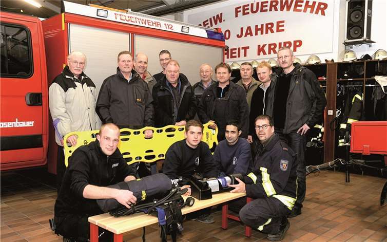 Gleich eine ganze Reihe an Ausrüstungsgegenständen übergab der Förderverein der Feuerwehr Kripp an die Mitglieder von aktiver Einheit und Jugendfeuerwehr. AB