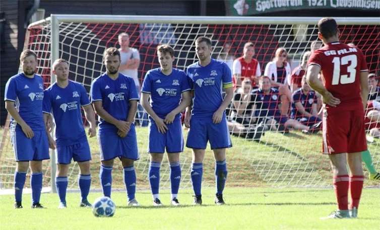 Gleich fünf Elztaler Spieler stellen sich diesem Freistoß des Argenthalers Daniel Römer entgegen.Fotos: SK