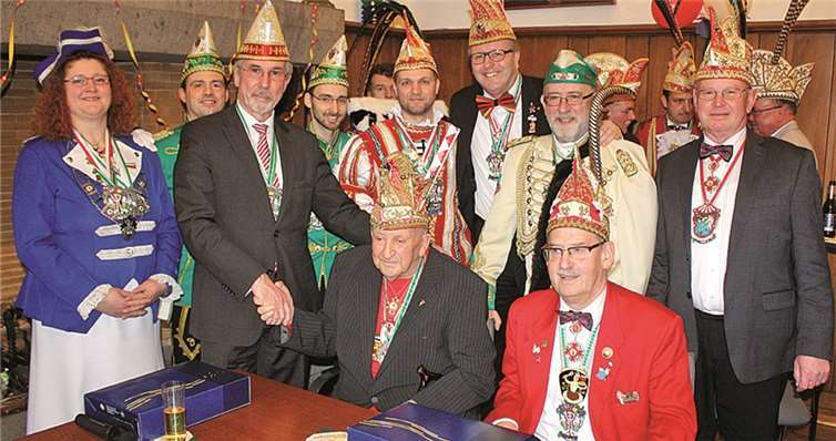 Gleich fünf Jubel-Vorgängern konnte Prinz Tobi I. beim Rathausempfang gratulieren. DL