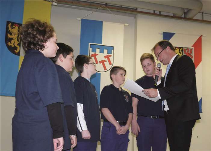 Gleich fünf Mitgliedsurkunden konnte VG-Bürgermeister Jörg Lempertz an den Nachwuchs für die Jugendfeuerwehr überreichen.