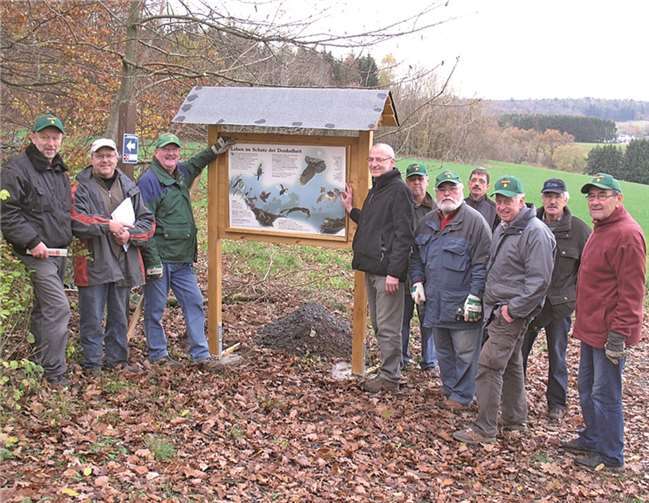 Gleich fünf neue Infotafeln wurden entlang des Naturerlebnispfades durch die AG-Mitglieder aufgestellt.privat