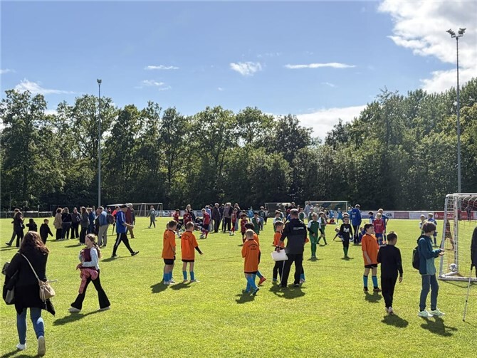 Gleich geht es los: Alle neun Grundschulen der VG Montabaur waren zum Fußballturnier nach Ruppach-Goldhausen gekommen und hatten ihre Fans gleich mitgebracht.