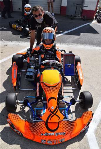 Gleich gehts los: Förderer und Team mit letzten Startvorbereitungen.