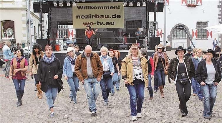 Gleich in mehreren Lines tanzten Country-Fans zu Country Bells neustem Hit. DL