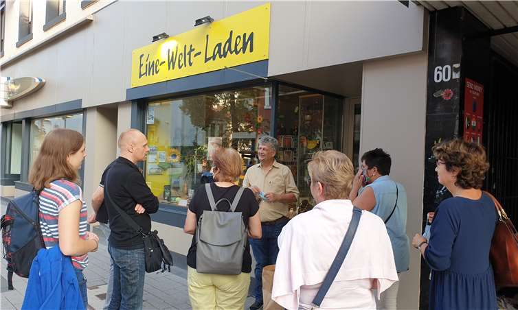 Gleich mehrere Aktionen wurden von den Steuerungsgruppen der Fairtrade-Stadt und dem Fairtrade-Landkreis Neuwied während der deutschlandweiten Fairen Woche im September angeboten. Schon zum dritten Mal wurde ein „Konsumkritischer Stadtrundgang“ durch Neuwied angeboten, der dieses Mal drei verschiedenen Stationen beinhaltete.Quelle: Kreisverwaltung