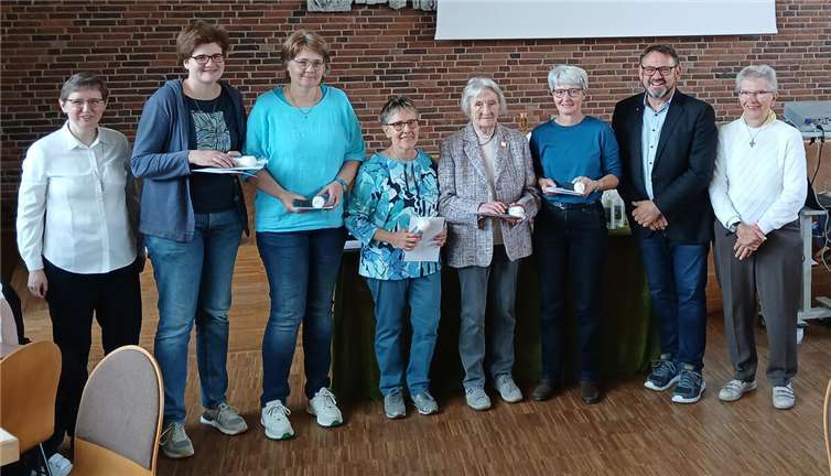 Gleich mehrere „Unternehmungslustige“ wurden für ihr 25-jähriges ehrenamtliches Engagement mit dem Elisabethkreuz der Caritaskonferenzen Deutschland (CKD) ausgezeichnet: (von links): Schwester Claudia Mazurek ADJC, Christina Sauer, Gabriele Scheidt, Petra Heimlich, Ursula Wahl, Maria Koob, Rainer Lehmler und Renate Brychlik.
