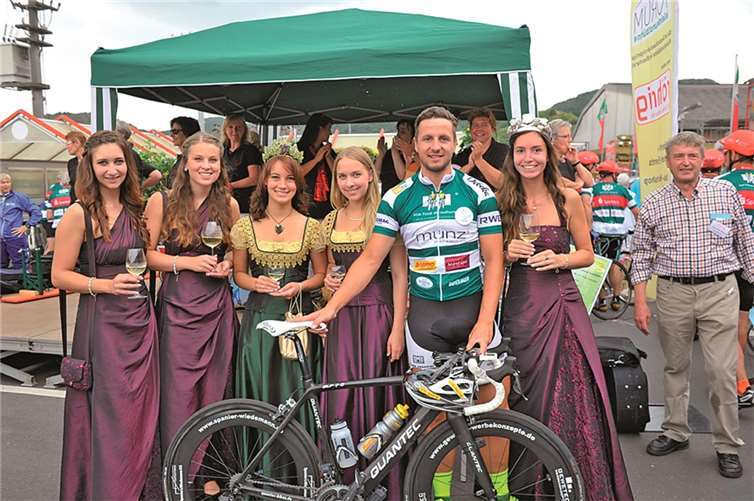 Gleich mehrere Weinmajestäten, die bei der „VOR-TOUR der Hoffnung“ dabei waren, werden zum 20-jährigen Bestehen vom röhrig-hagebaumarkt in Zeulenroda nach Thüringen reisen, um dort Werbung für die Mosel zu machen.privat