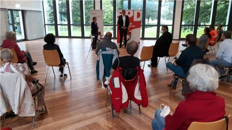 Gleich mehrere Zukunftsthemen standen im Mittelpunkt des Gesprächs zwischen Tanja Machalet, Alexander Schweitzer, rheinland-pfälzischer Minister für Arbeit, Soziales, Digitalisierung und Transformation, und den Teilnehmenden der Veranstaltung „Tanja trifft...“ im Bürgerhaus in Wirges.Foto: privat