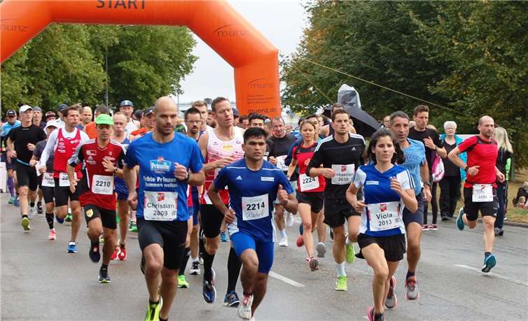 Gleich nach dem Start lagen Christian Schmitz (links) und Viola Pulvermacher schon vorn.SK